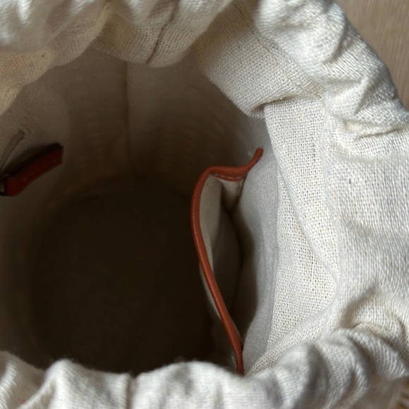 Tommy Bahama woven crossbody bucket bag with removable straps - Picture 11 of 11